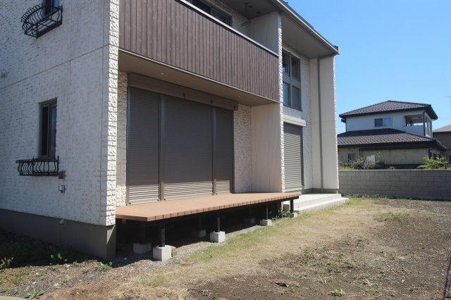 結城市結城のその他|リビング前にはウッドデッキ付き！お洗濯物を干したり、外でちょっとくつろぎたい時にも便利な嬉しいスペースです。
