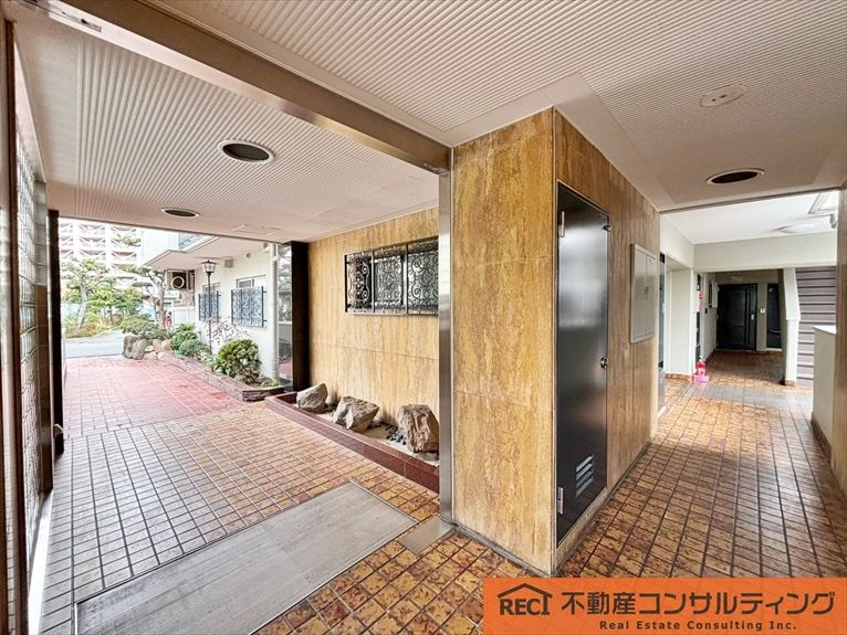 モンラヴィ青木2番館のエントランス