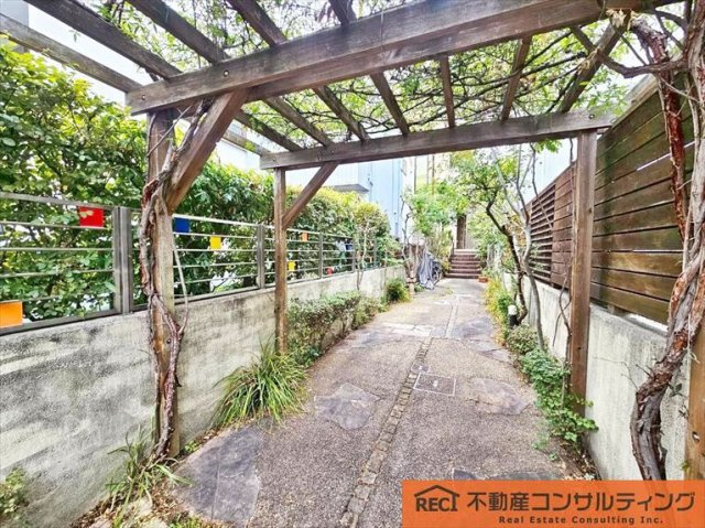 神戸市東灘区岡本4丁目　中古戸建の駐車場