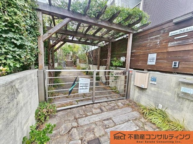 神戸市東灘区岡本4丁目　中古戸建の駐車場