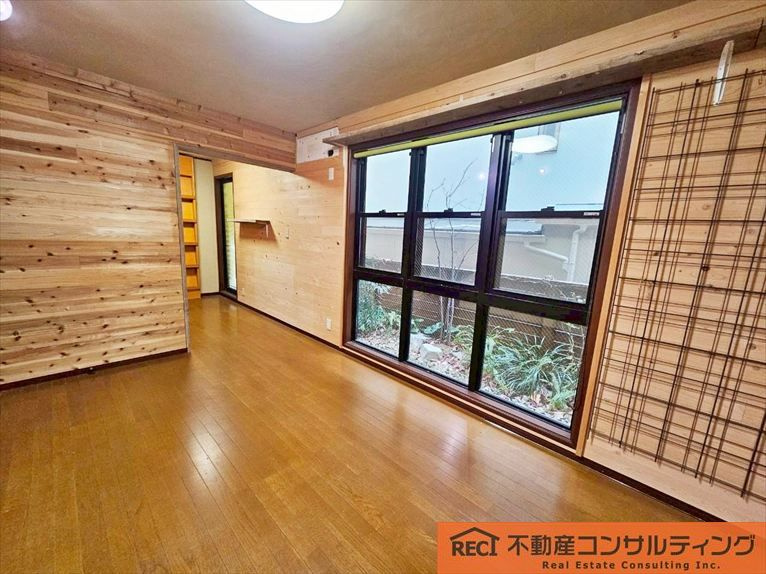 神戸市東灘区岡本4丁目　中古戸建の洋室|約22帖の広々LDK♪