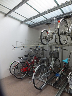 【その他共用部分】 | 屋内駐輪場で雨が降っても大切な自転車が濡れなくてすみます♪自転車はちょっとした移動手段に便利ですよね！