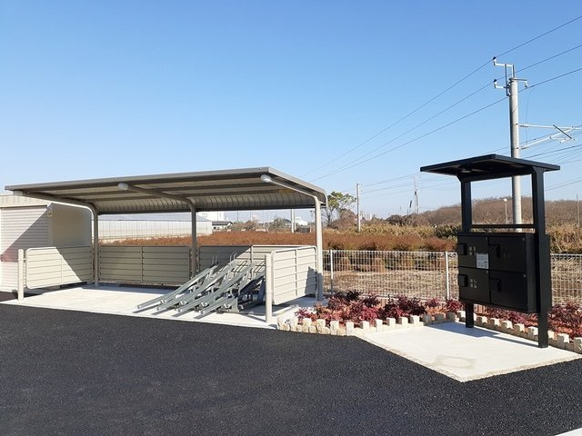 エムズ　サニーガーデンⅩⅩⅣのその他共用部分|屋根付きの駐輪場があります。宅配ボックス設置