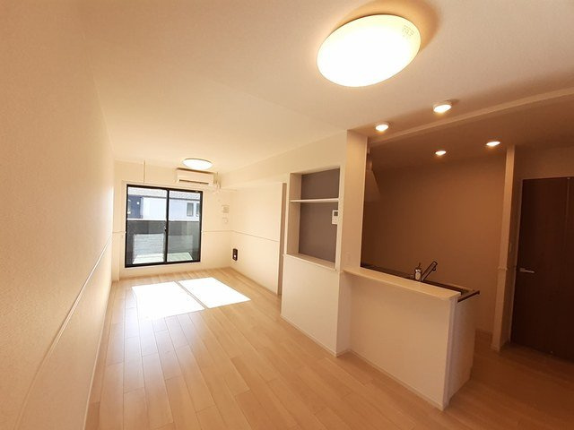 エムズ　サニーガーデンⅩⅩⅣの居間・リビング|こちらのリビングで趣味の時間をお楽しみください