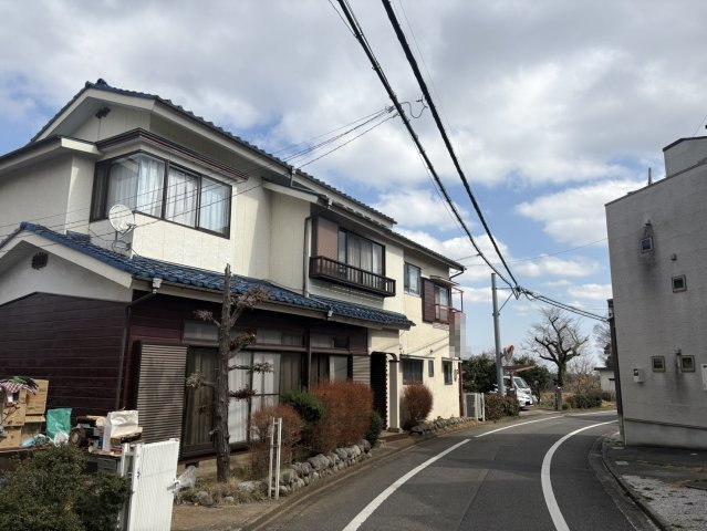 あきる野市草花　戸建ての前面道路含む現地写真