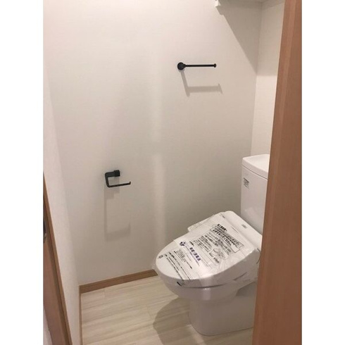 温水洗浄便座付きのトイレです♪