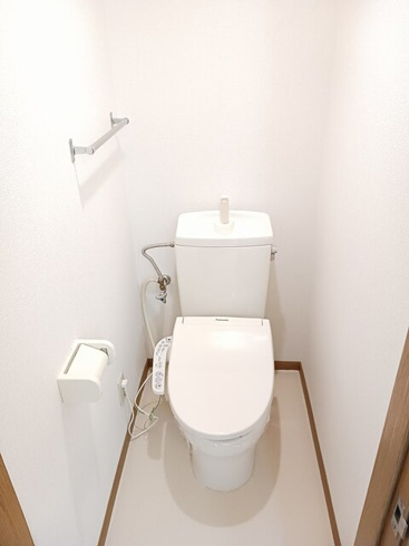 温水洗浄便座付きのトイレです♪