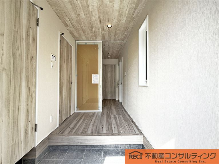 西宮市南甲子園2丁目　新築戸建の玄関