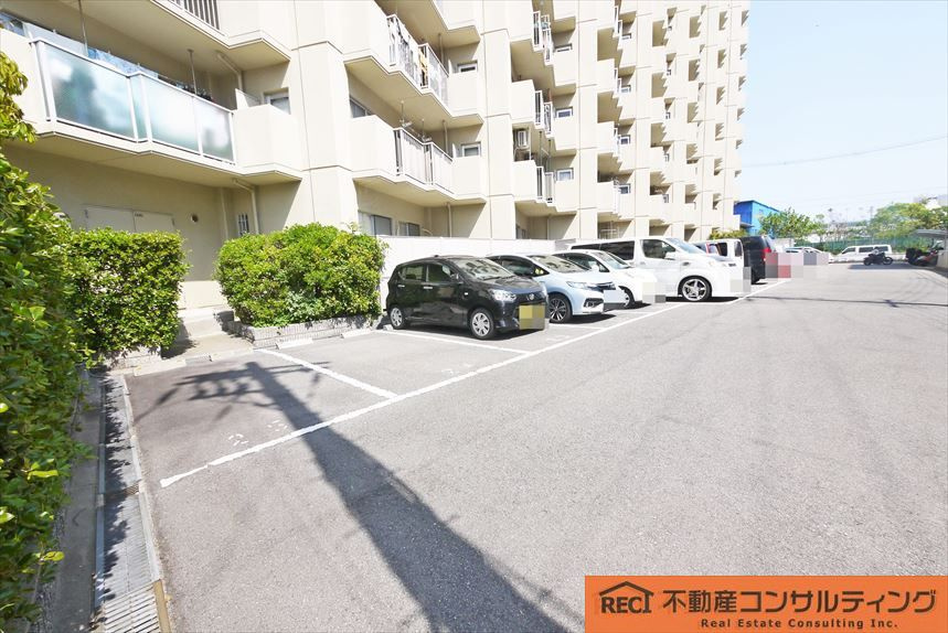 ユニハイム魚崎2号棟の駐車場