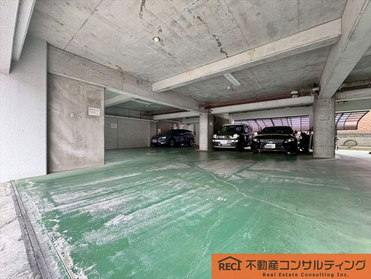 メゾン西灘の駐車場
