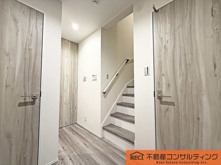 神戸市灘区下河原通4丁目　新築戸建の玄関
