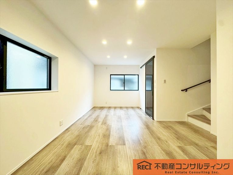 尼崎市武庫の里1丁目　中古戸建の居間・リビング|スーパー＆ドラッグストア徒歩5分圏内