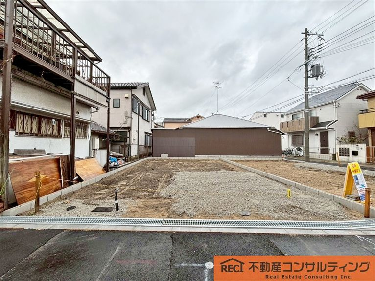 西宮市鳴尾町2丁目　新築戸建　1号棟の前面道路含む現地写真|広々17帖のLDK