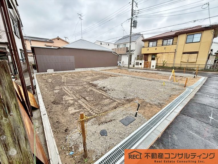 西宮市鳴尾町2丁目　新築戸建　1号棟の前面道路含む現地写真|WICや廊下にも収納スペースがあります