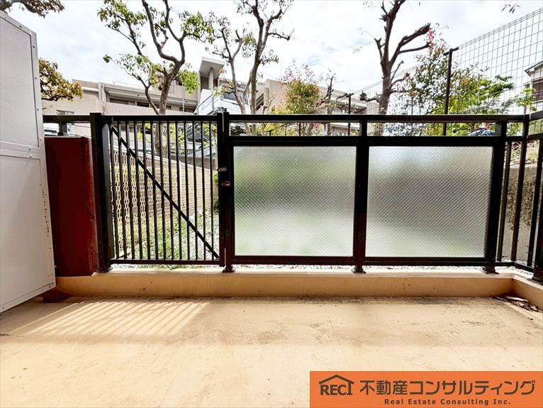 フローラハイツ岡本のエントランス