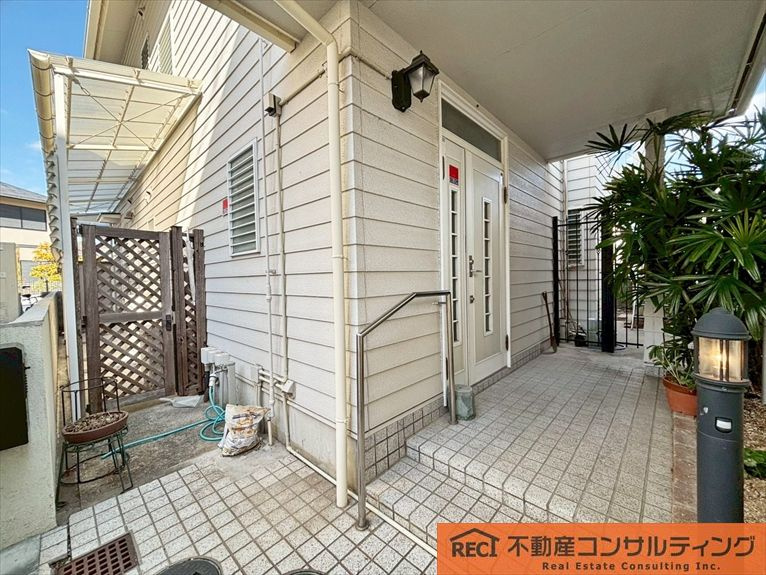 西宮市神園町　中古戸建の玄関