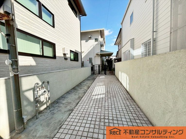 西宮市神園町　中古戸建の駐車場