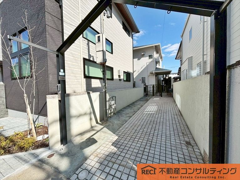 西宮市神園町　中古戸建の駐車場