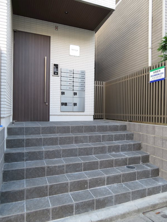 板橋区上板橋２丁目のアパートのエントランス