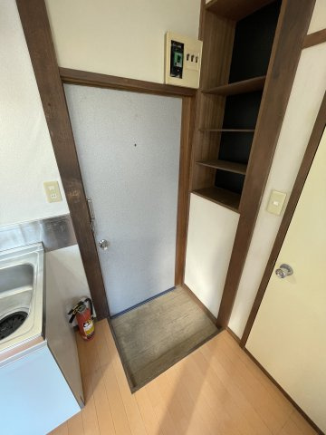 服部荘の玄関