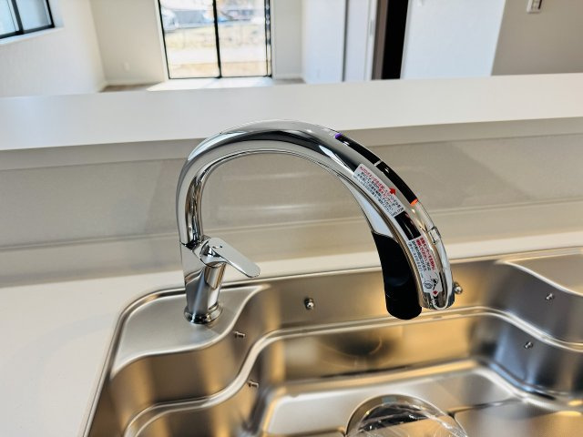 八王子市　緑町　新築一戸建てのキッチン|～調理中でも便利な、浄水器一体型のタッチレス水栓～