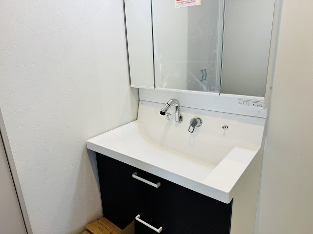 八王子市　緑町　新築一戸建ての独立洗面台|～３面鏡付きの独立洗面台　細々している物をスッキリ収納出来ます～
