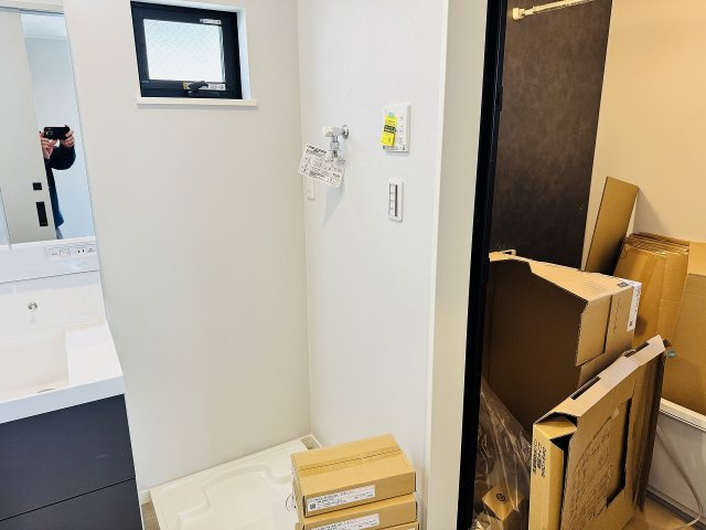 八王子市　緑町　新築一戸建ての脱衣所|～窓付きで明るい洗面所　換気もしやすいです～