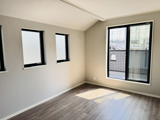 八王子市　緑町　新築一戸建ての寝室|～2階7.5帖の主寝室　ベッドなど大型家具のレイアウトもしやすい広さです～