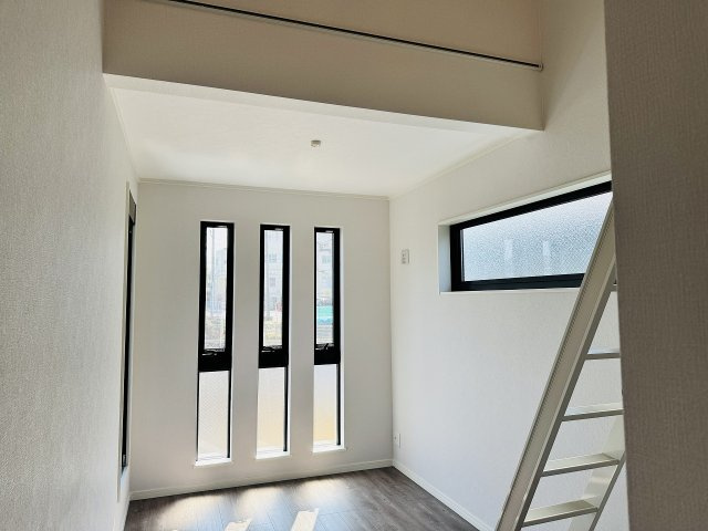 八王子市　緑町　新築一戸建ての子供部屋|～2階バルコニーに出入り可能な5.6帖の洋室　ロフト付きのお部屋です～