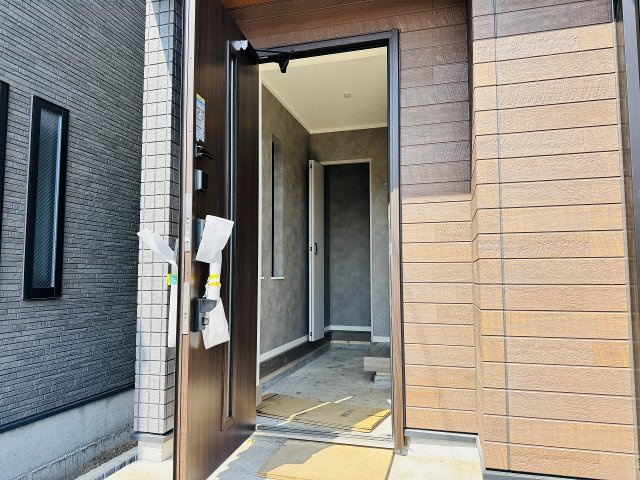 八王子市　緑町　新築一戸建ての玄関|～玄関は安心のWロックキーを採用～