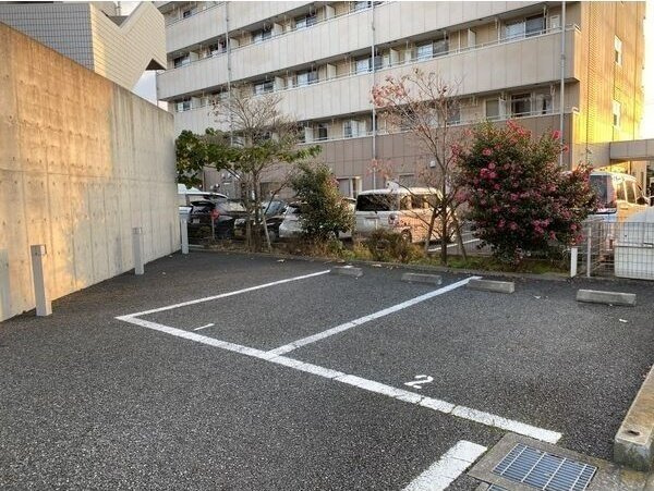 アルシェールの駐車場