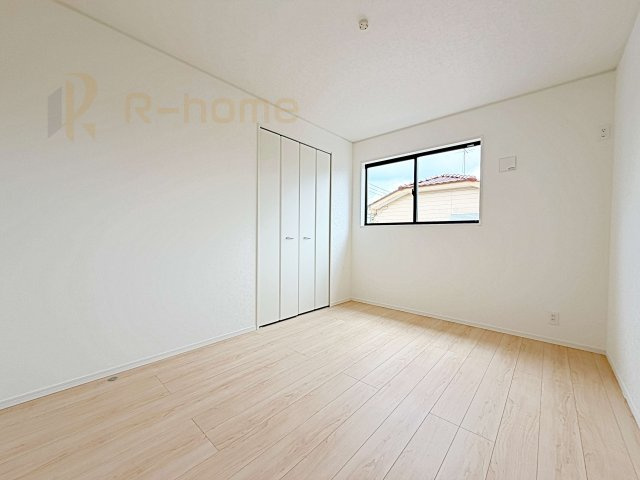 小美玉市納場第4　新築戸建て　1号棟の洋室|どんな部屋家具も合わせやすいシンプルな洋室！
たっぷりの日差しと心地よい風が舞い込む住まい♪