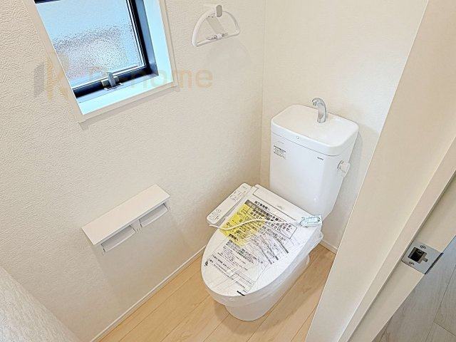 小美玉市納場第4　新築戸建て　1号棟のトイレ|温水洗浄便座付きのトイレ。
トイレが２ヵ所設置で朝の忙しい時間でも安心です。