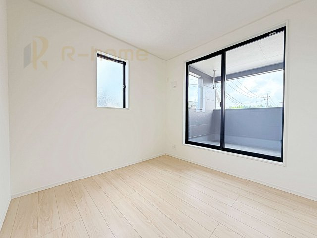 小美玉市納場第4　新築戸建て　1号棟の洋室|2面窓の風通しの良い洋室です♪差し込む暖かな陽当たりで、室内がくつろげる空間に早変わりです♪