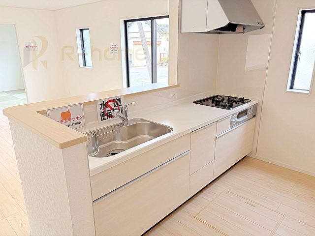 小美玉市納場第4　新築戸建て　1号棟のキッチン|料理をしながら家族とコミュニケーションが取れる対面式システムキッチン。