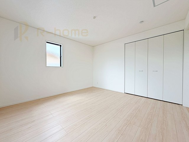 小美玉市納場第4　新築戸建て　1号棟の洋室|お部屋のサッシにはペアガラスを採用、高い断熱性による省エネと結露対策に有効です♪