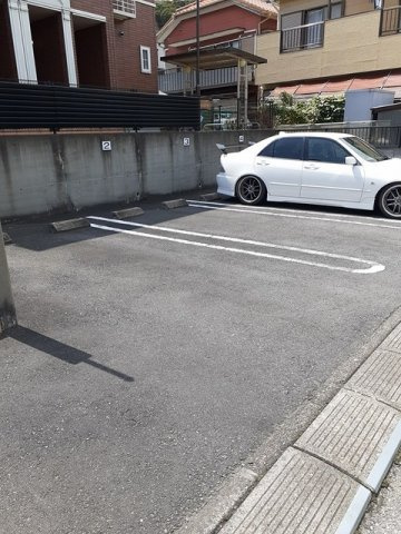 コリーヌ　メゾンの駐車場|車をお持ちの方に嬉しい駐車場付きの物件です