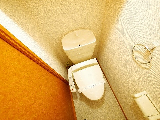レオパレスハートフル西大寺のトイレ|清潔感のあるトイレです