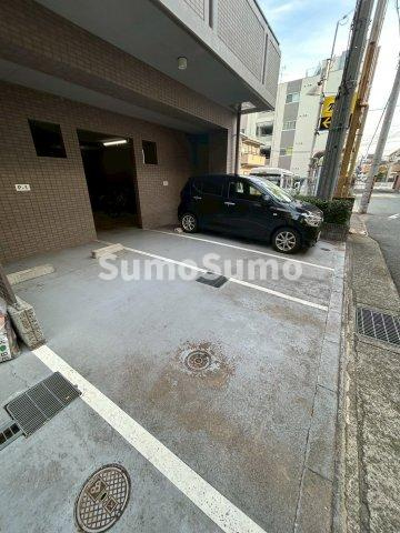 ソレアード岡本南の駐車場