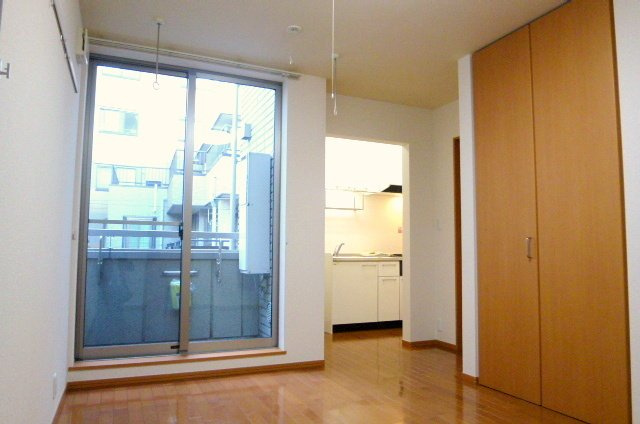 クレスト仲宿の居間・リビング|★明るいフローロングの角部屋です★