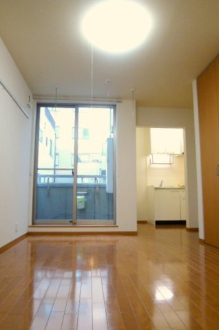 クレスト仲宿の居間・リビング|★明るいフローロングの角部屋です★