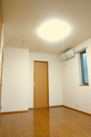 クレスト仲宿の寝室|★明るいフローロングの角部屋です★