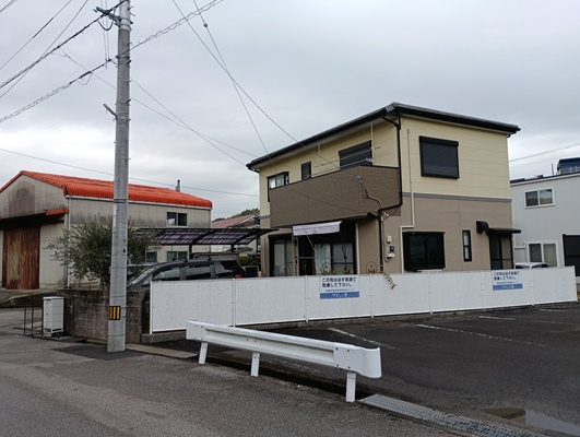 【南西角地】高知市朝倉己　中古一戸建ての前面道路含む現地写真|前道広々、駐車ラクラク。日々の出し入れがストレスフリーな住まい☆