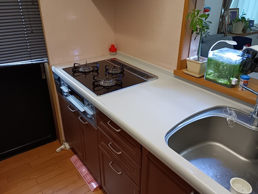 【南西角地】高知市朝倉己　中古一戸建てのキッチン|3口コンロ完備！複数のおかずも同時に作れる、機能充実のシステムキッチン！
