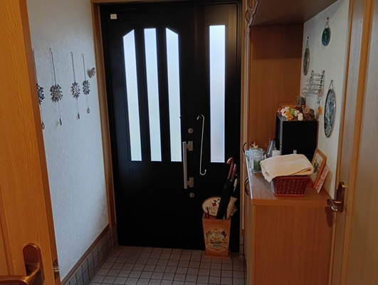 【南西角地】高知市朝倉己　中古一戸建ての玄関|光が差し込む明るい玄関。家族を優しく迎え入れる心地よい空間♪