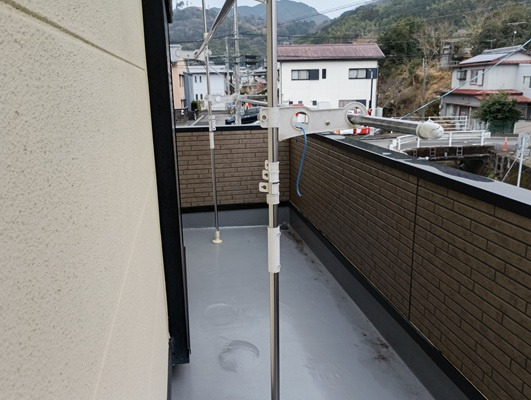 【南西角地】高知市朝倉己　中古一戸建てのバルコニー|南面バルコニーで陽当たり良好で、毎日のお洗濯もカラッとスピーディーに♪