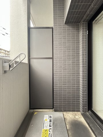 ファーストフィオーレ九条のバルコニー