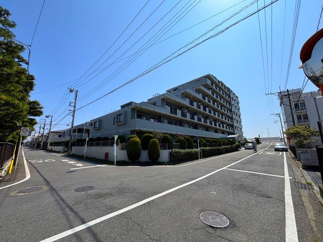 【外観】 | ○●ダイアパレス湘南・虹ケ浜オーシャンビュー●○【オーナーチェンジ】 | 周辺には高い建物がなく存在感があります。