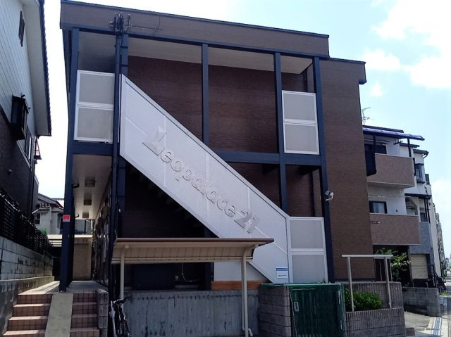 レオパレスコスモスの外観|落ち着いた雰囲気の外観です