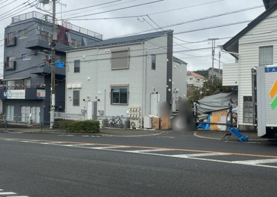 【外観】 | Stage高尾 | 現地に行くなら、物件の周囲の地形がどうなっているかを見ることも大切です。周辺より低くなっている土地では、大雨などで水が集まりやすいため、地盤が弱くなっているということも考えられるため、注意が必要です。